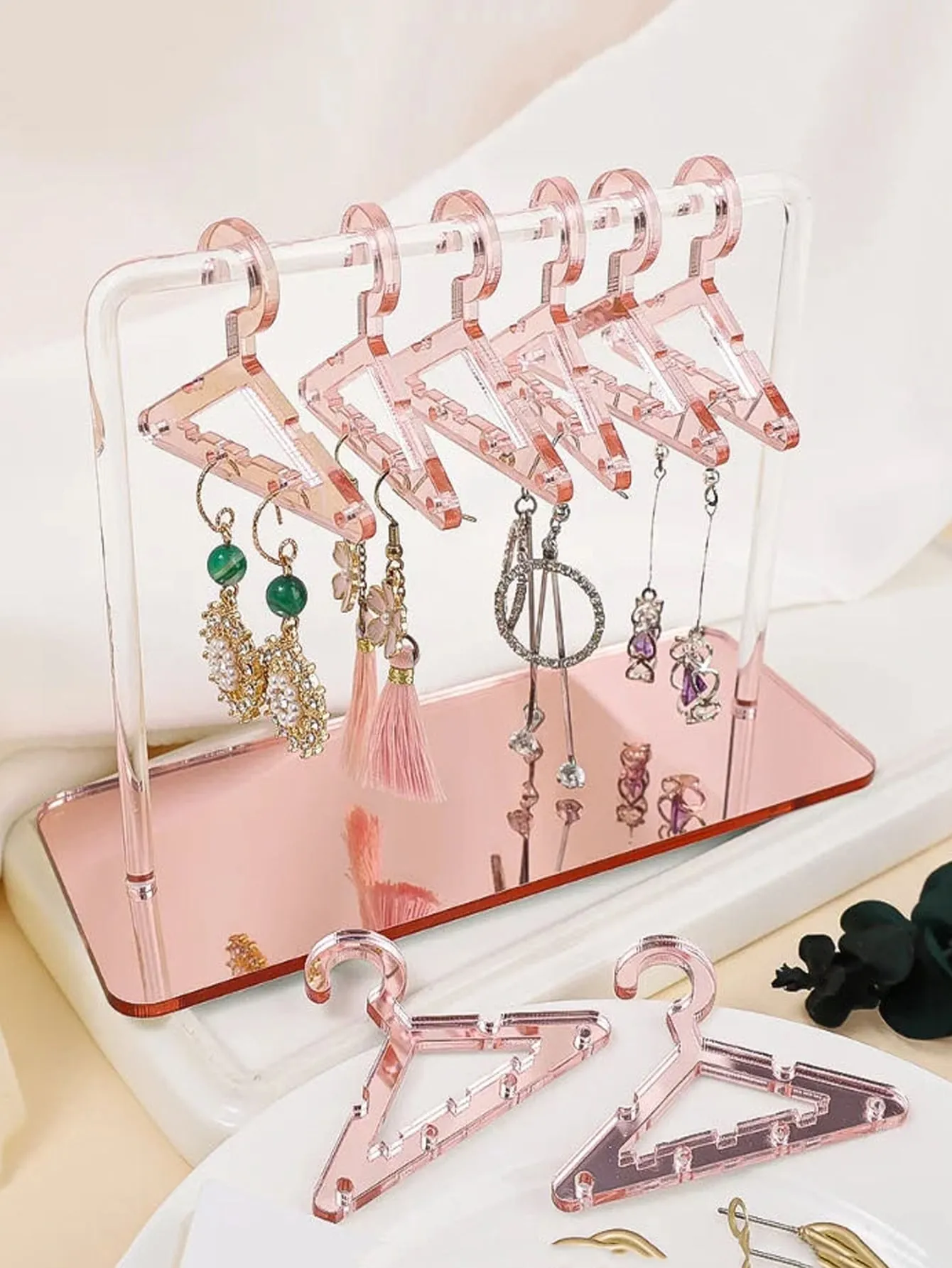 1pc Clear Clothes Hanger Design Jewelry Tower, Simple Plastic Earrings Storage Tower For Desk