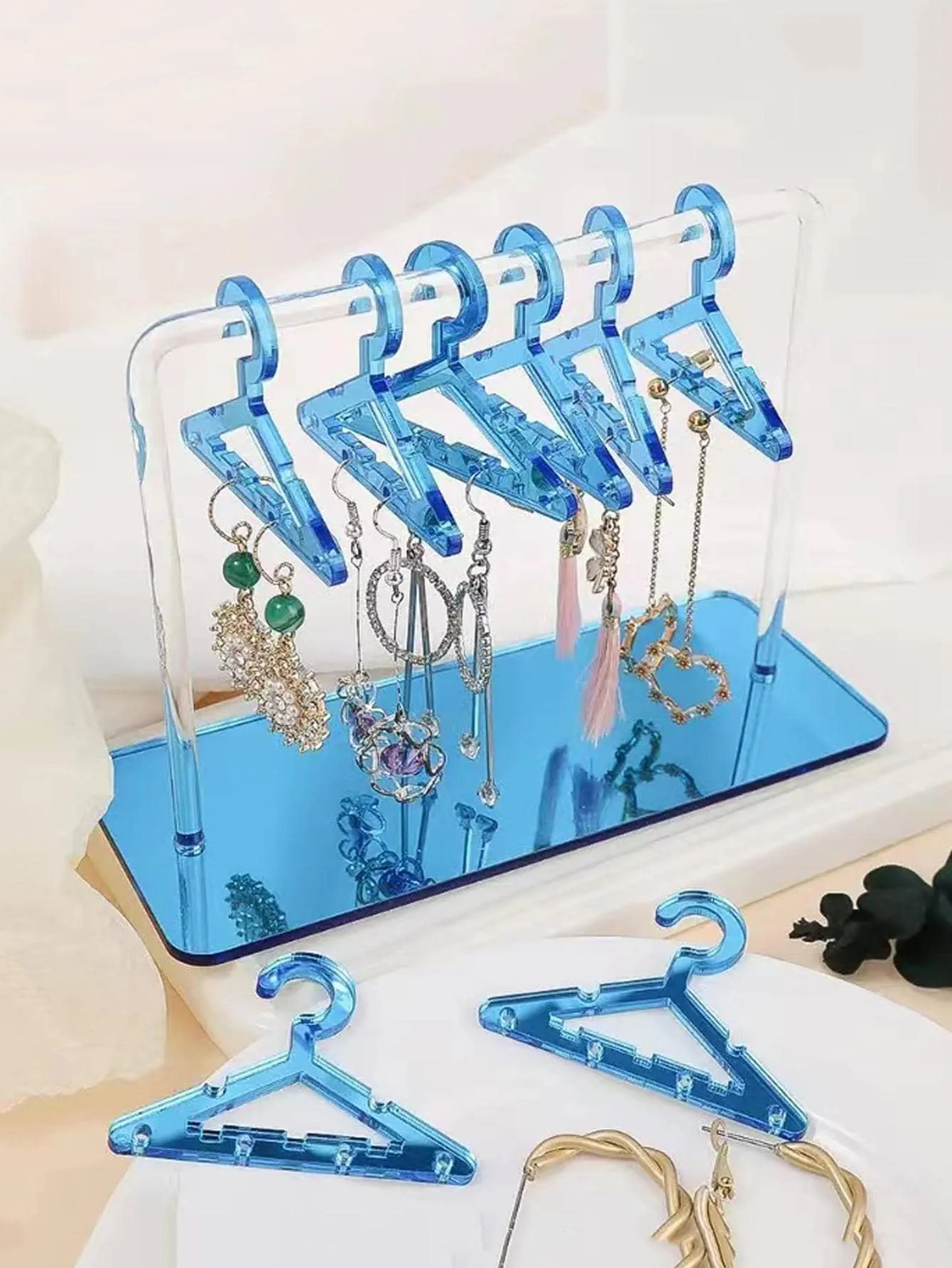 1pc Clear Clothes Hanger Design Jewelry Tower, Simple Plastic Earrings Storage Tower For Desk