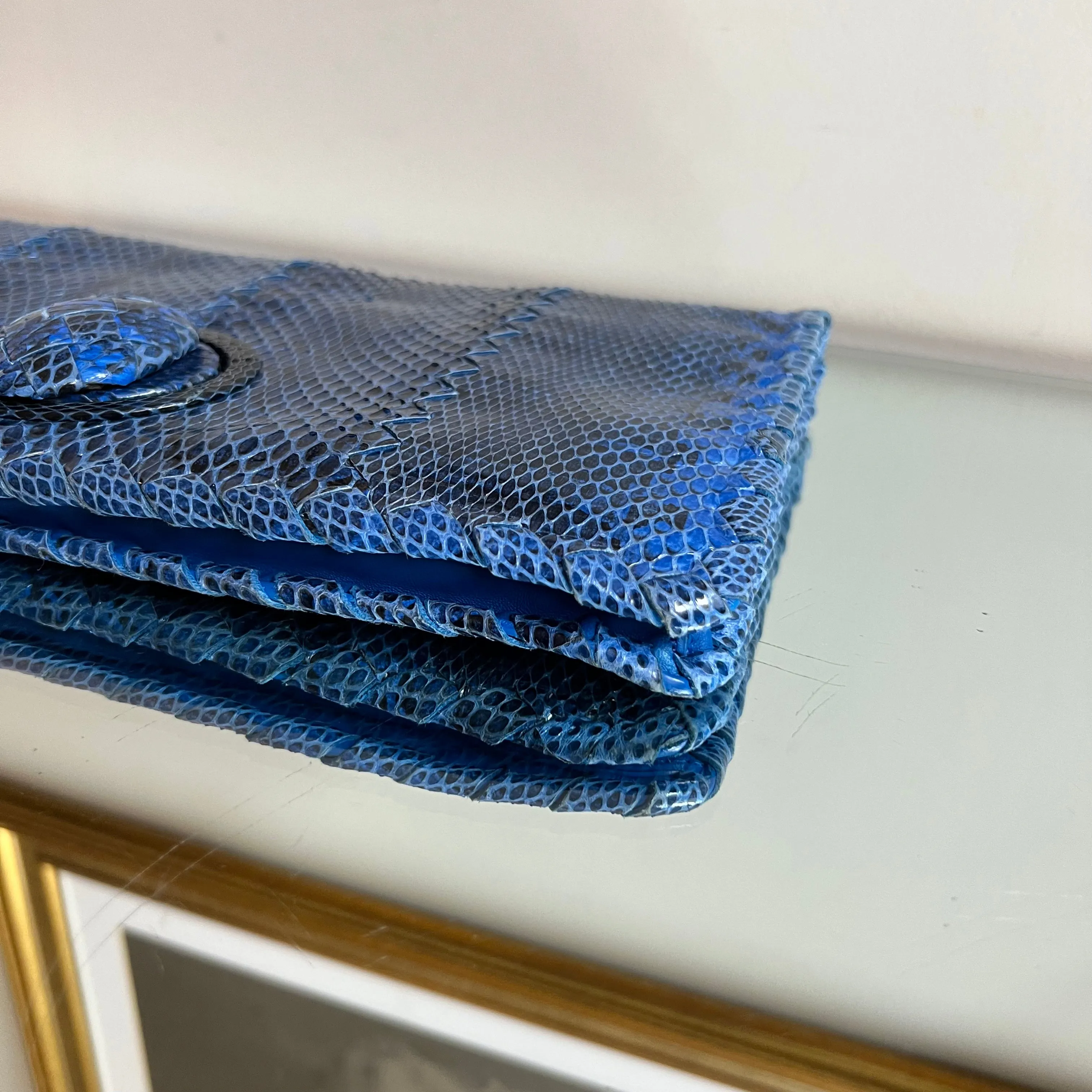 Clutch Bottega Veneta em Couro Phyton Azul