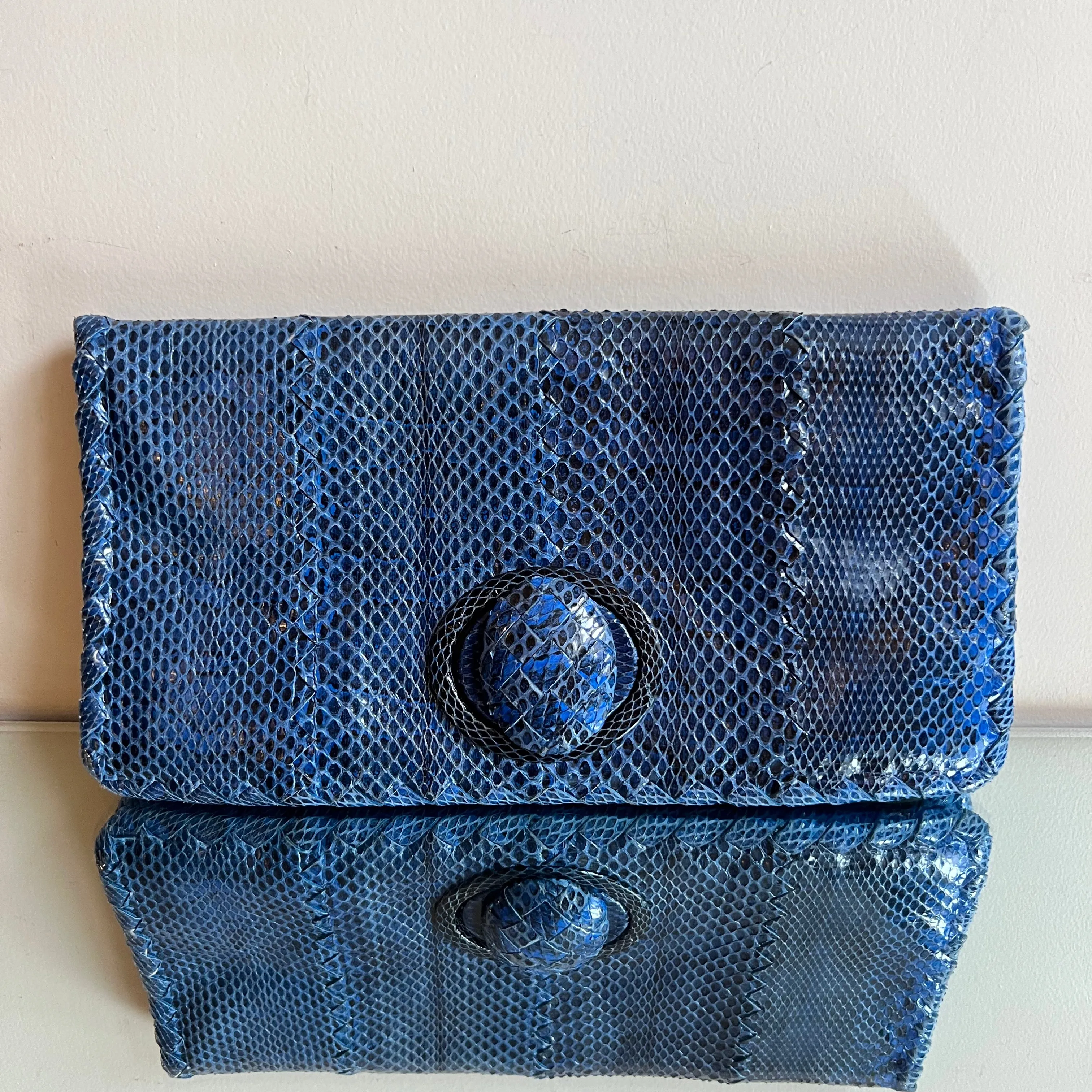 Clutch Bottega Veneta em Couro Phyton Azul