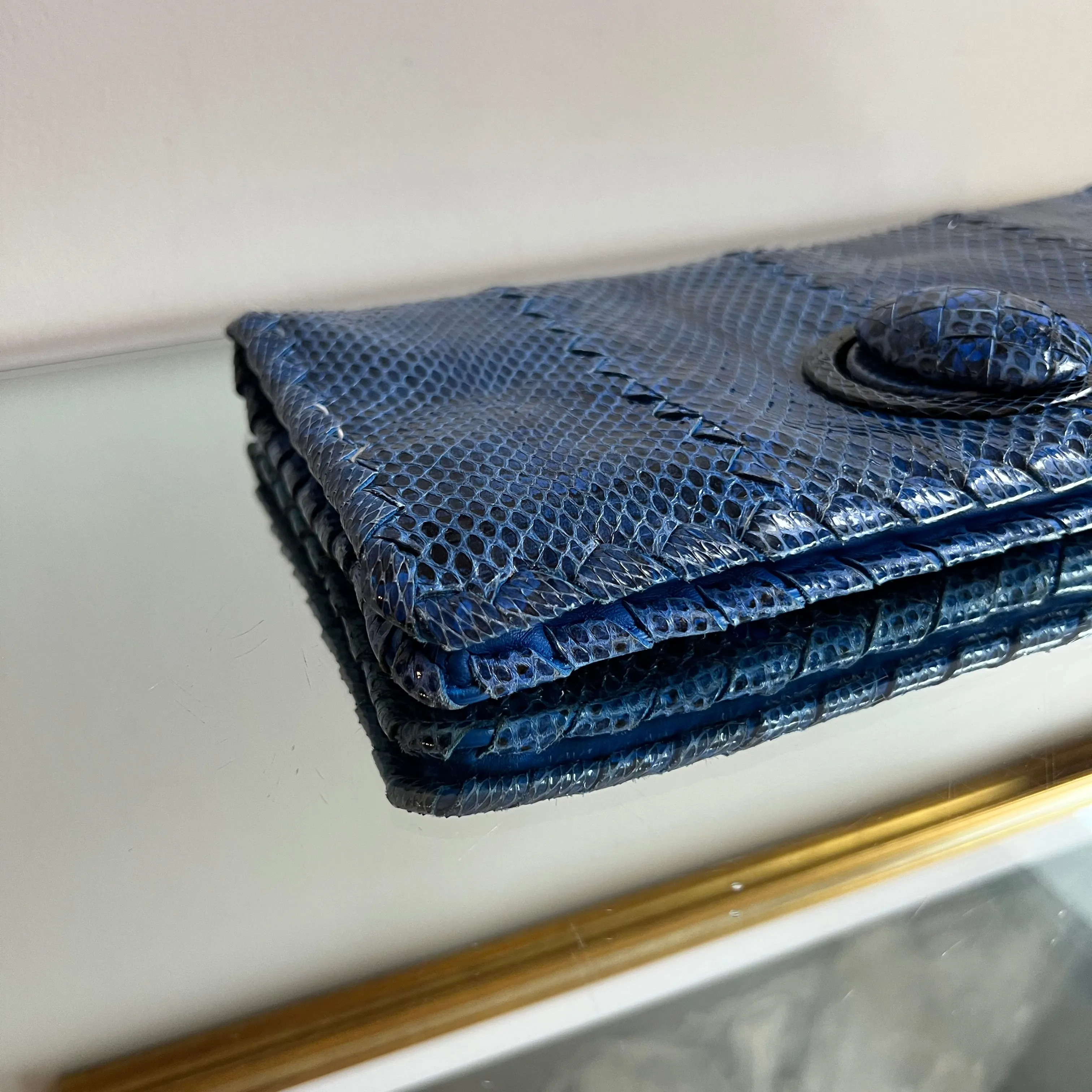 Clutch Bottega Veneta em Couro Phyton Azul